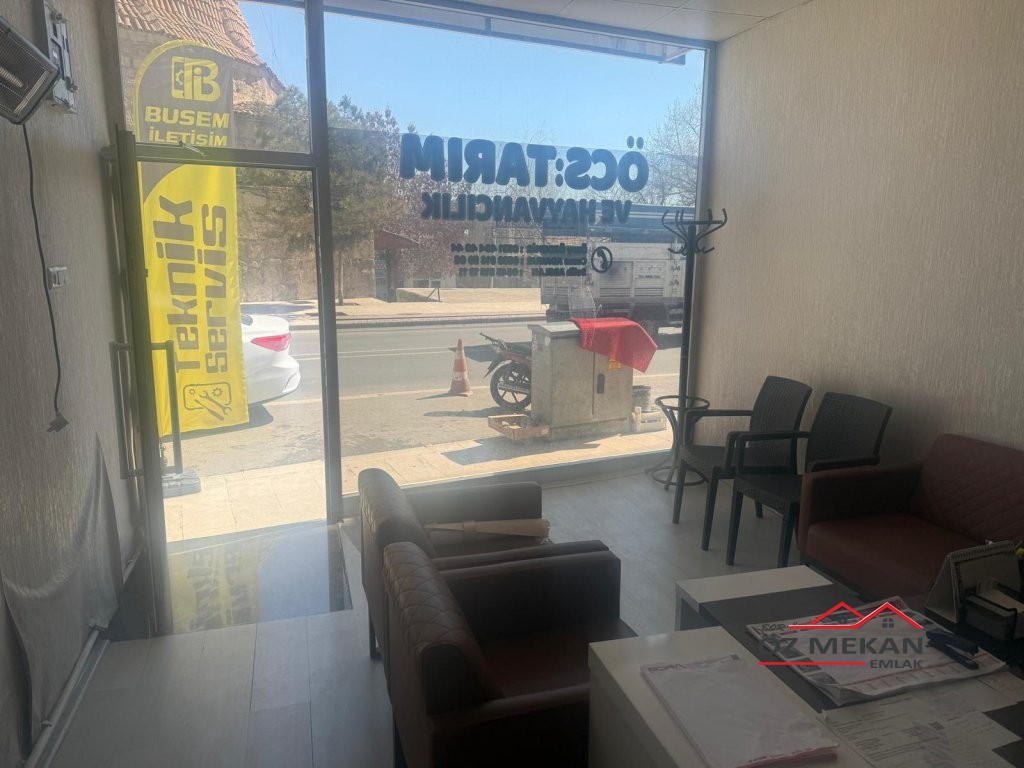 Cumhuriyet Meydanında Dükkan
